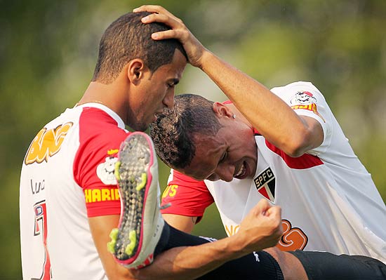 Luis Fabiano se alonga com o meia-atacante Lucas em treino do São Paulo
