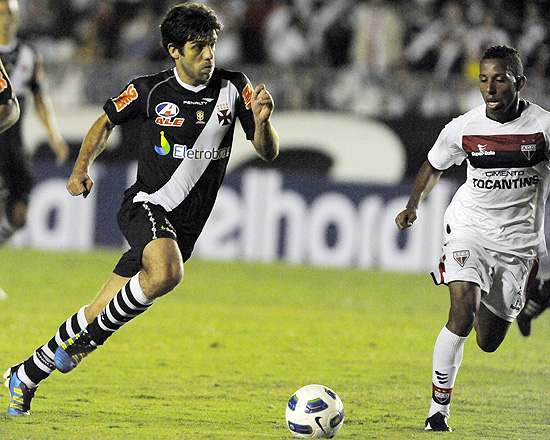 Juninho Pernambucano carrega a bola no duelo do Vasco contra o Atlético-GO