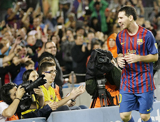 Lionel Messi faz careta aos fotógrafos depois de marcar o seu terceiro gol