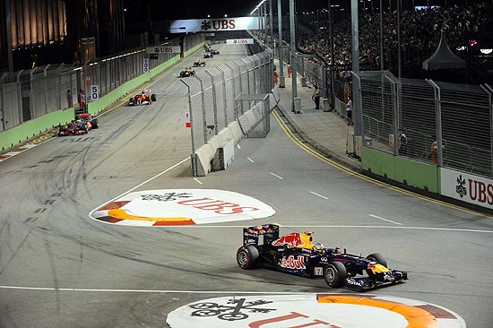 Sebastian Vettel, da Red Bull, lidera o GP de Cingapura e conquista a nona vitria no ano