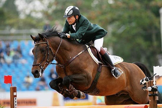 Csar Almeida salta com o cavalo Singular Joter II nos Jogos Pan-Americanos do Rio