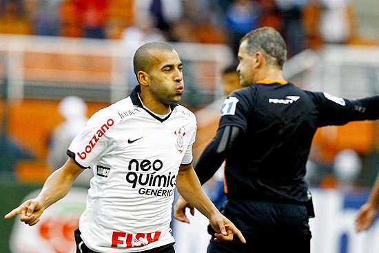 Emerson corre para celebrar o seu gol que deu a vitória ao Corinthians)