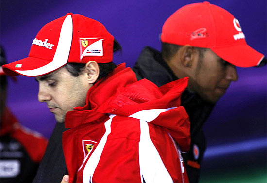 Os pilotos Felipe Massa, da Ferrari, e Lewis Hamilton, da McLaren