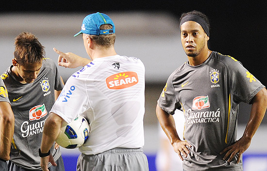 Mano Menezes conversa com Neymar e Ronaldinho durante treino, em Belém