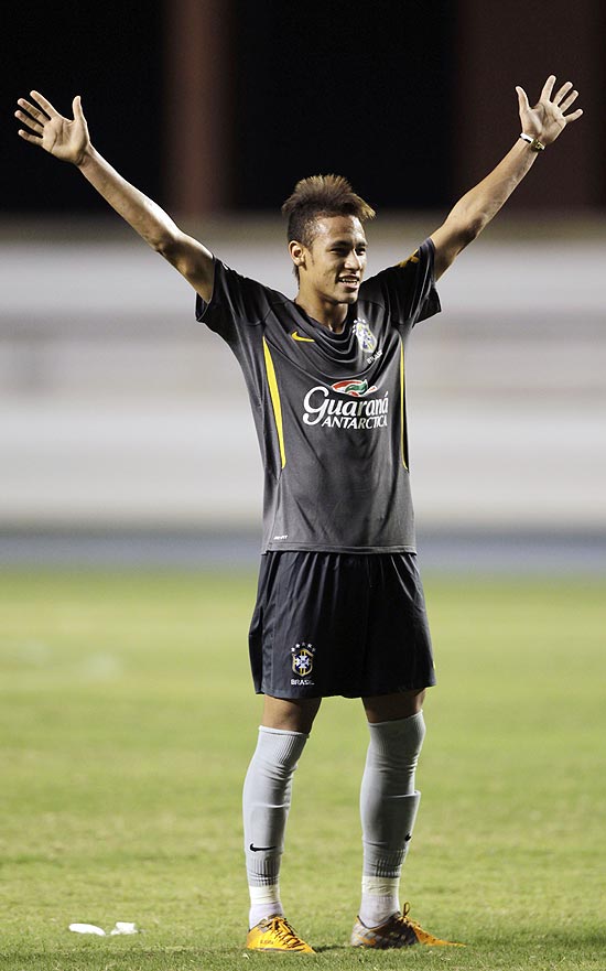 Neymar levanta os braos durante o treino da seleo brasileira em Belm