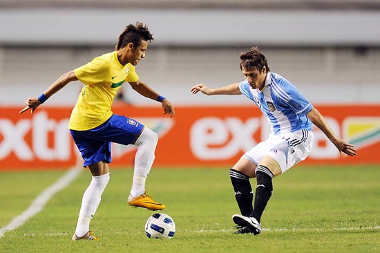 Neymar tenta driblar Pillud no Superclssico das Amricas, contra a Argentina, em Belm
