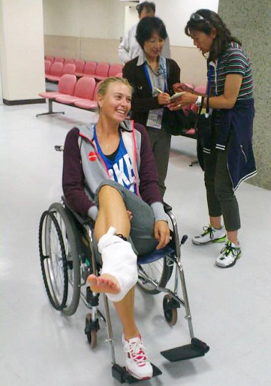 Maria Sharapova com o tornozelo imobilizado em foto publicada em sua página no Facebook