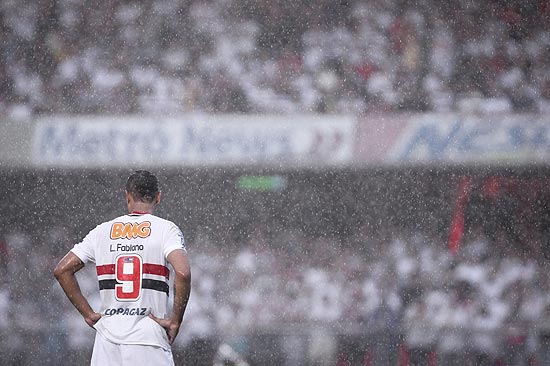 Luis Fabiano durante o jogo contra o Flamengo, no Morumbi; clique na imagem para ver mais fotos