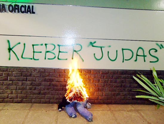 Torcida do Palmeiras protesta contra o atacante Kleber