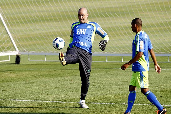 O goleiro Marcos brinca com a bola durante treino do Palmeiras