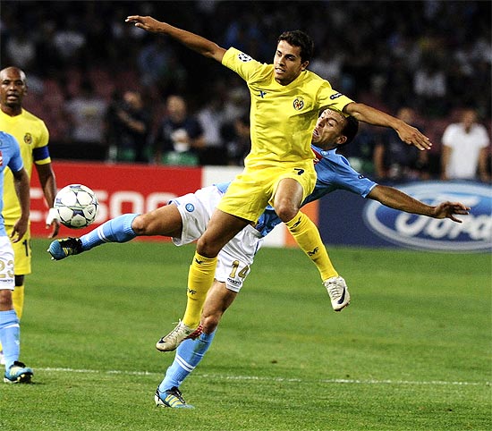 Nilmar disputa jogada com jogador do Napoli pela Copa dos Campeões