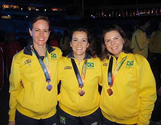 Ana Luiza Ferrão (esq.), Cibele Breide e Roberta Boldrini (dir.) com o bronze nos Jogos Mundiais Militares, no Rio