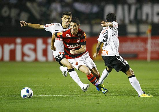 Thiago Neves disputa jogada contra dois corintianos no Pacaembu, pelo Brasileiro