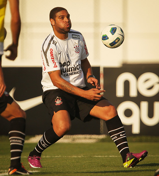 Adriano durante treino do Corinthians no CT Joaquim Grava