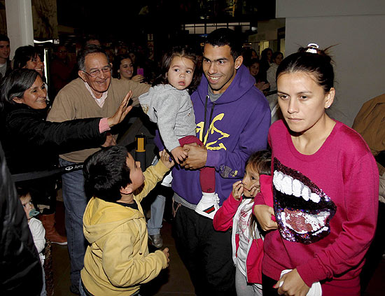  Tevez chega a Buenos Aires com a mulher Vanessa Mansilla e filhas Florencia e Katie