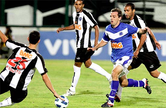Montillo, do Cruzeiro, disputa bola em lance contra o Atlético-MG