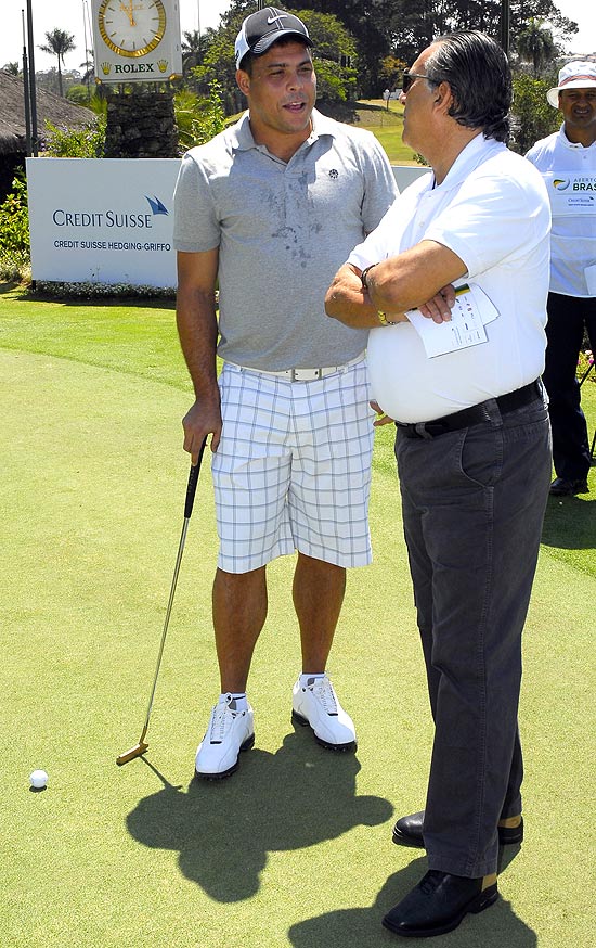 Ronaldo e Galvão Bueno conversam durante torneio de golfe