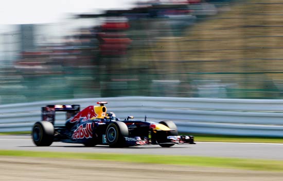 Sebastian Vettel em ação com sua Red Bull no treino classificatório do GP do Japão