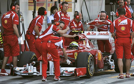 A Ferrari de Felipe Massa recebe assistncia dos mecnicos durante treino classificatrio no Japo