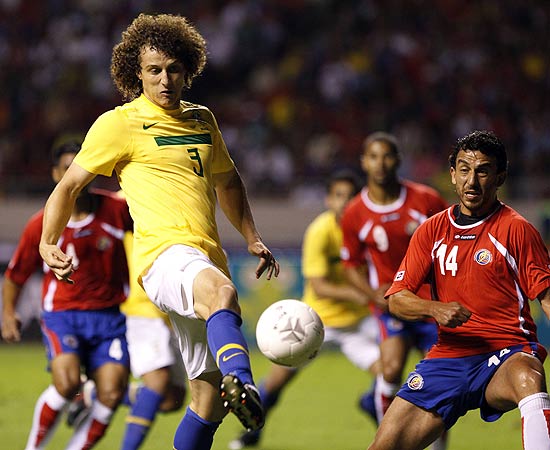 David Luiz chuta a bola durante a partida em San José, na Costa Rica