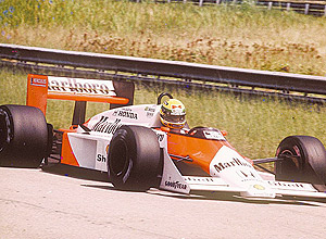 Senna com sua McLaren; brasileiro tem a marca de ser o mais jovem piloto a ser tri da F-1