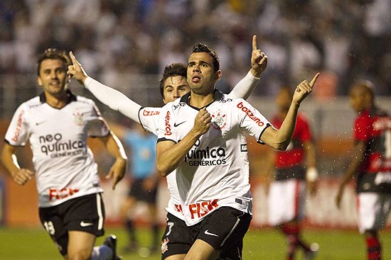 Leandro Castn comemora gol contra o Atltico-GO