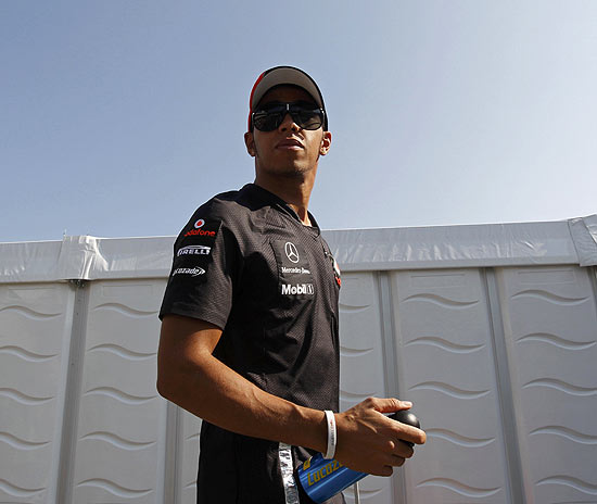 Hamilton anda no paddock antes do incio do GP do Japo