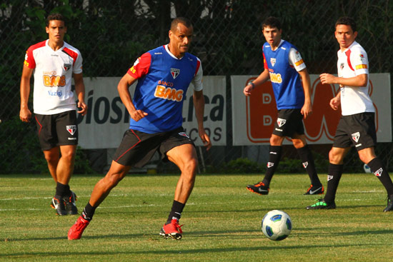 O meia Rivaldo durante um treino do So Paulo, em outubro de 2011