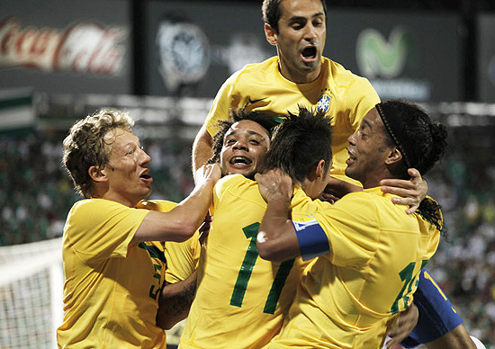 "[Jogadores brasileiros comemoram o gol de Ronaldinho.Clique na imagem e veja mais fotos]":http://fotografia.folha.uol.com.br/galerias/4881-mexico-x-brasil