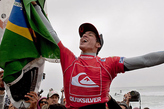 Gabriel Medina comemora vitória durante a etapa do Circuito Mundial