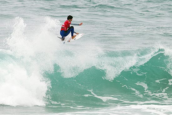 O surfista brasileiro Gabriel Medina em ação em Hossegor, na França
