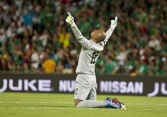 O goleiro Jefferson comemora gol do atacante Ronaldinho contra o México