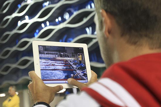 Membro da equipe de natação do Canadá no Pan-Americano de Guadalajara usa iPad, tablet líder de mercado