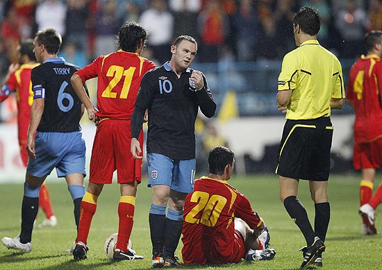 O atacante ingls Rooney tenta conversar com o rbitro antes de ser expulso contra Montenegro