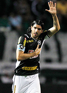 Loco Abreu comemora gol do Botafogo contra o Corinthians, no Pacaembu
