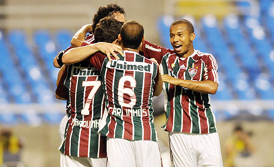 Mariano (dir.) comemora gol do Fluminense com Carlinhos e Fred