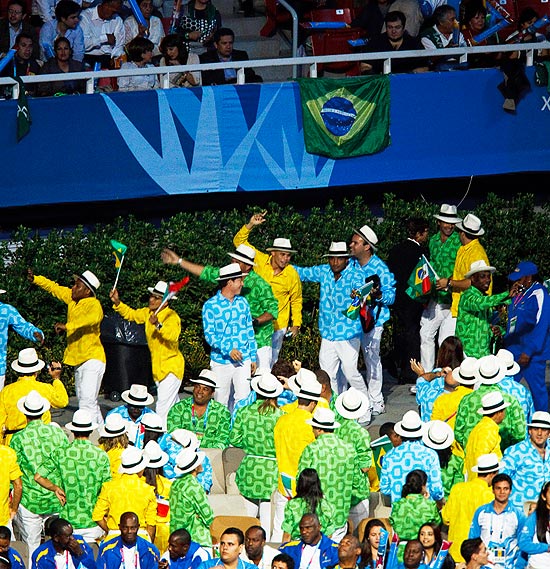 Atletas brasileiros dançam após sua apresentação