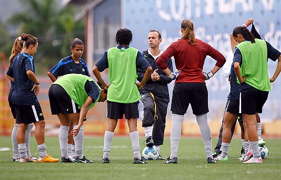 Kleiton Lima (centro) conversa com as jogadoras da seleção feminina de futebol