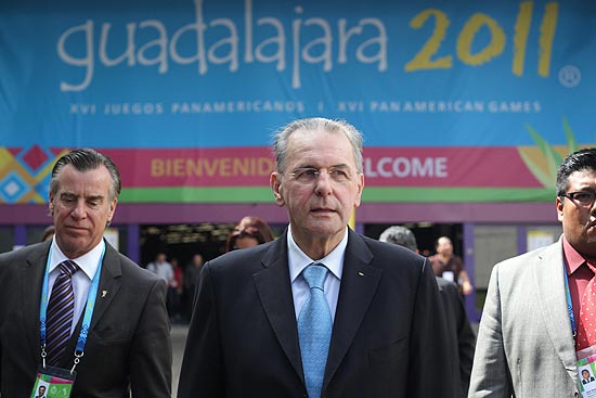 O presidente do COI, Jacques Rogge (centro), após participar de uma coletiva de imprensa em Guadalajara