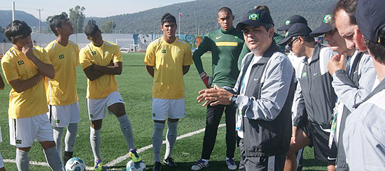 Antes do treinamento, Ney Franco fala com os jogadores sobre a 
disputa do Pan-Americano