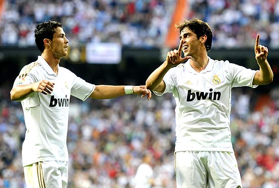 Kaká (dir.) comemora seu gol com Cristiano Ronaldo na vitória do Real Madrid sobre o Betis
