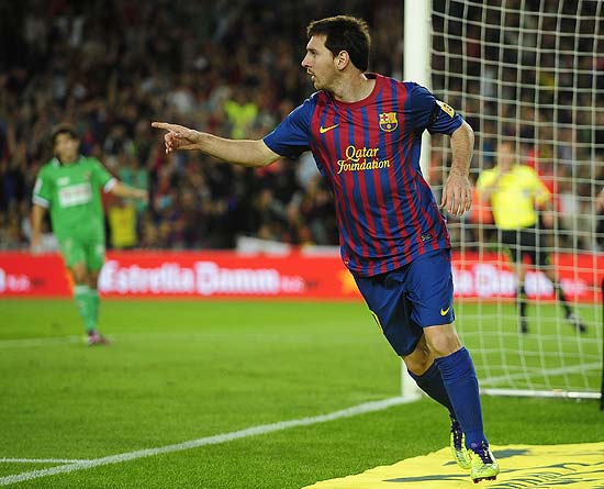 Lionel Messi celebra o seu primeiro gol contra o Racing Santander