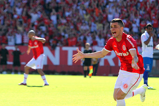 D'Alessandro comemora um de seus gols no Beira-Rio