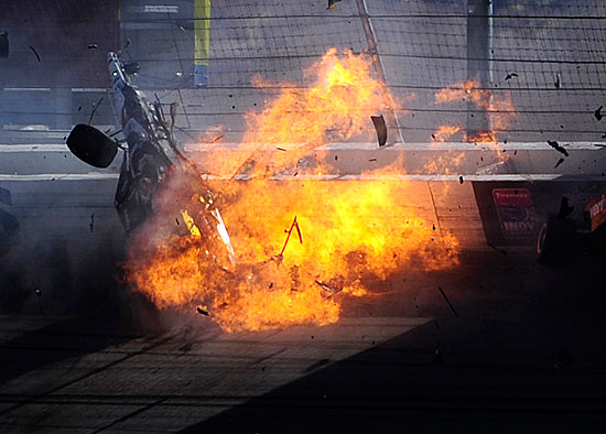 Carro pega fogo em acidente que envolveu 15 pilotos em Las Vegas; clique na foto e veja galeria