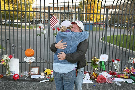 Fãs fazem tributo a Wheldon no portão do circuito de Indianápolis; clique na foto e veja galeria