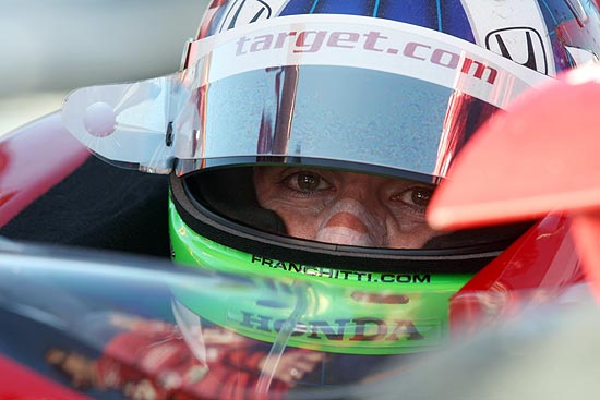 O piloto escocês Dario Franchitti emocionado dentro do carro durante tributo na pista de Las Vegas