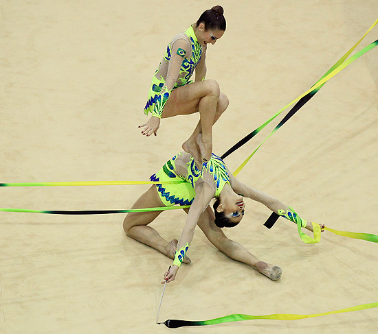 Brasileiras da ginástica rítmica competem na prova com três fitas e dois arcos