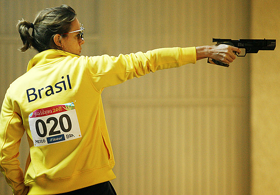 A atiradora Ana Luiza Mello durante competição da pistola de 25 m; ele vai para Londres-2011