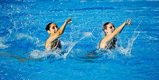Lara Teixeira e Nayara Figueira competem na final do nado sincronizado