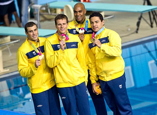 Cesar Cielo (centro) com o ouro no revezamento 4 x 100 m ao lado de Guilherme Guido, Cesar Cielo, Gabriel Mangabeira e Felipe Frana (da esq. p/ dir.)